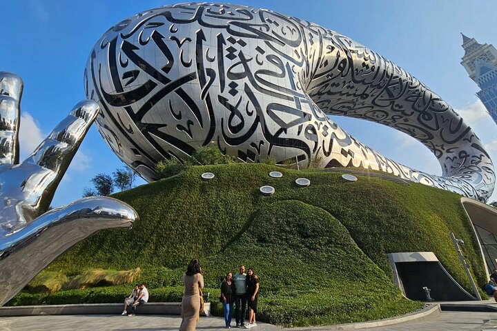 Experience the stunning design of Dubai’s iconic landmarks blending culture and modernity while capturing memorable moments with friends amidst the city’s exceptional architectural wonders.